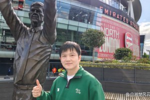 樊振東變身足球迷-現場睇英超酋長球場做一手勢引熱議